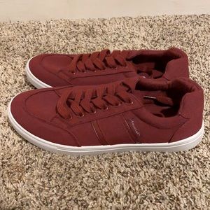 American eagle, Size 8, color Red